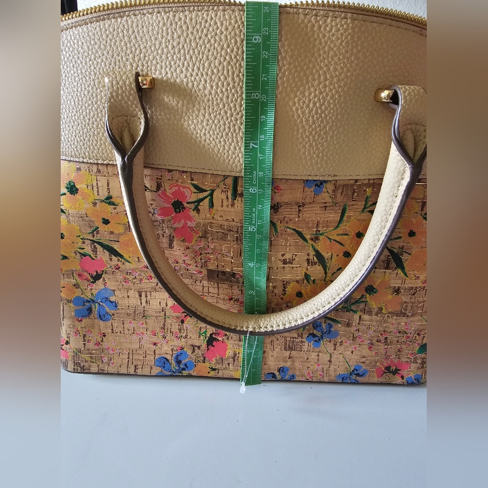 A new bag with tags floral design, kind beige color, - Picture 4 of 10